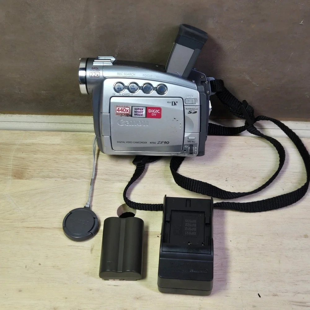 Canon ZR90 Mini DV Camcorder Black Screen For parts/repair was working